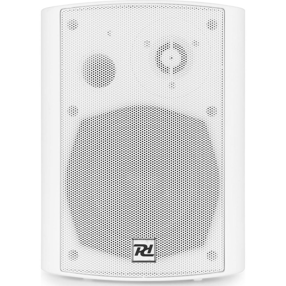 Altavoz blanco de pared con rejilla y logo negro al frente.