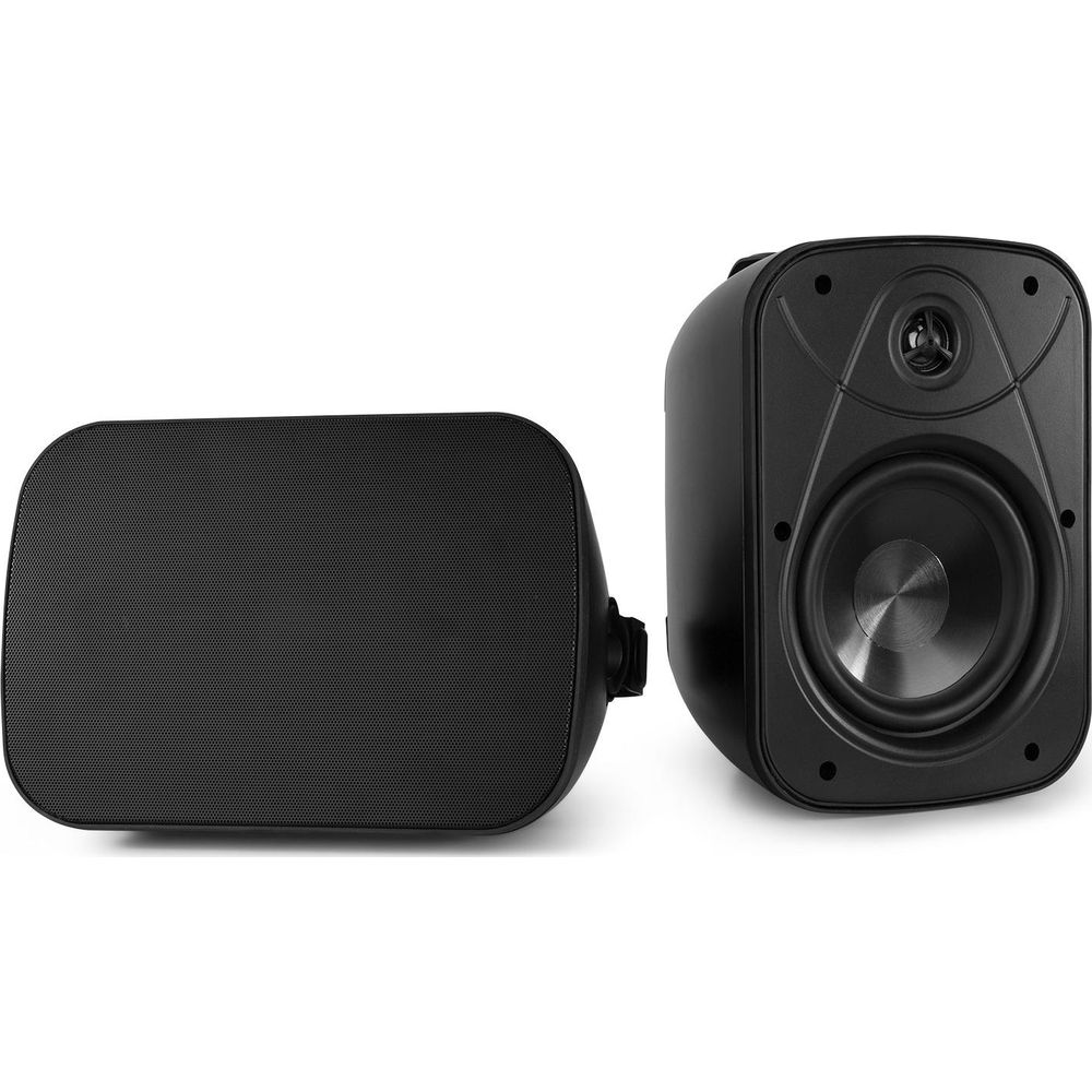 Dos altavoces negros, uno con woofer y tweeter visibles.