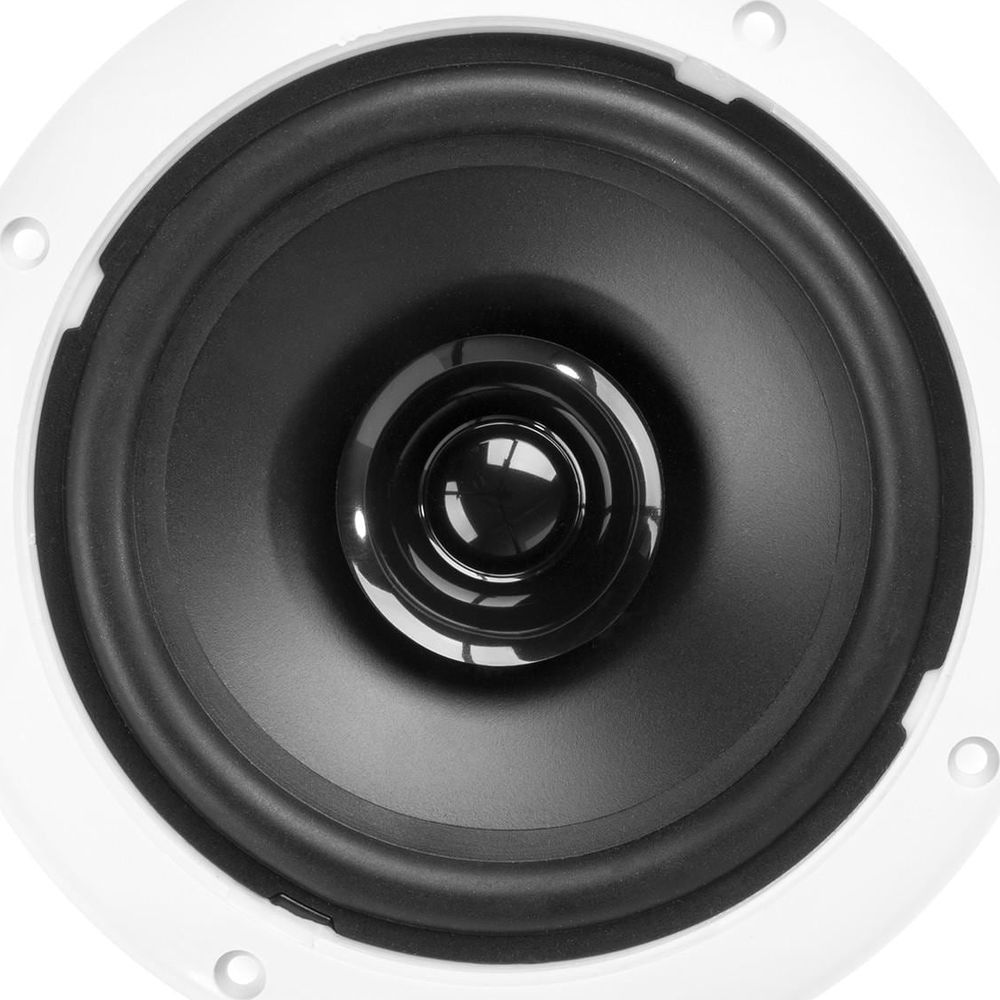 Altavoz blanco empotrado en techo con cono y tweeter negros.