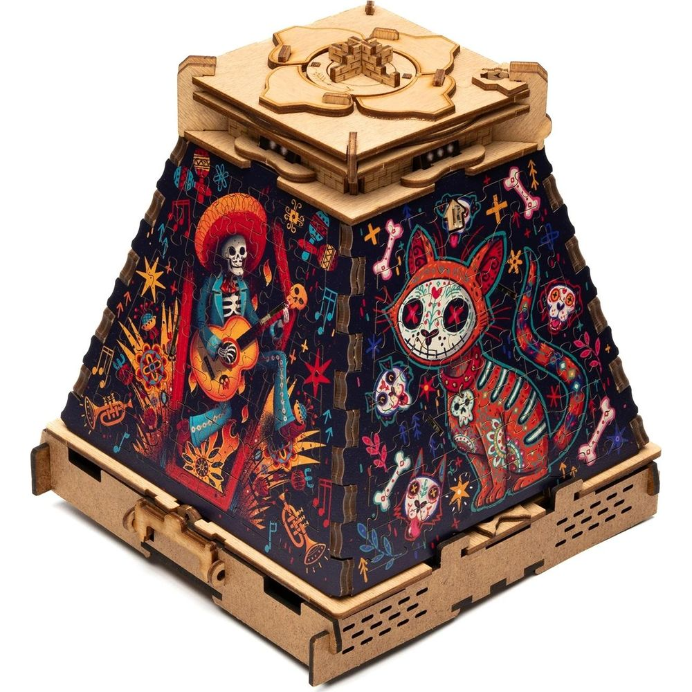 Ein hölzernes pyramidenförmiges Modell mit buntem Dia de Muertos Design.