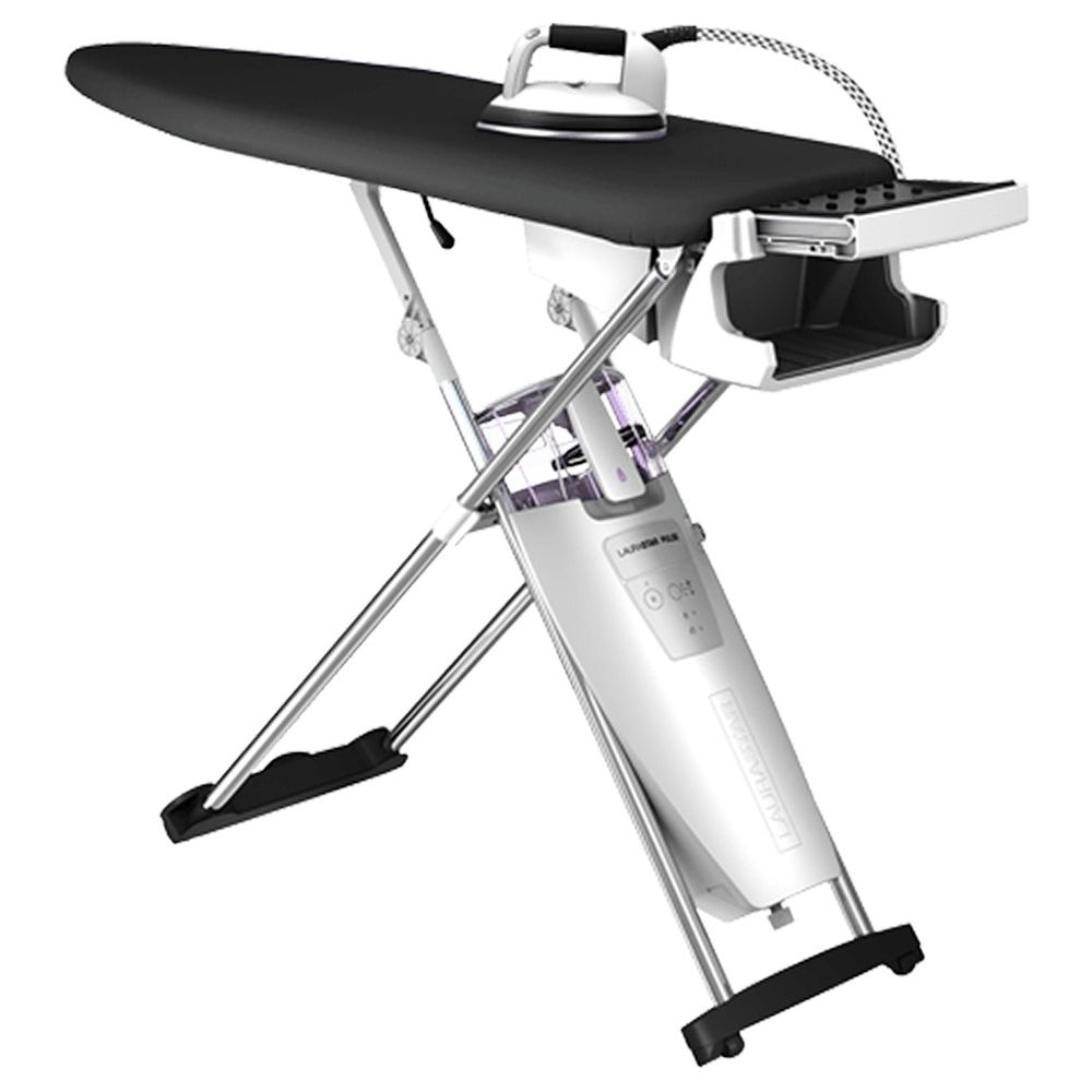 Białe żelazko parowe spoczywa na czarnej desce do prasowania ze srebrną ramą.