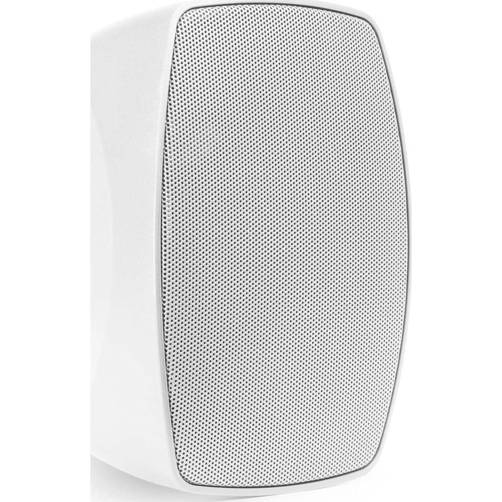 Altavoz blanco para exteriores con rejilla frontal perforada.