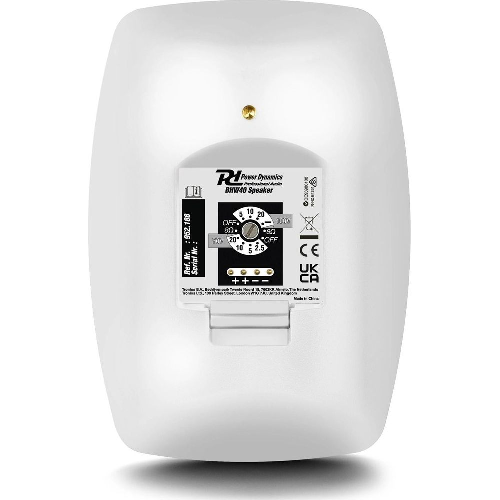 Parte trasera de un altavoz blanco con especificaciones técnicas y marca CE.