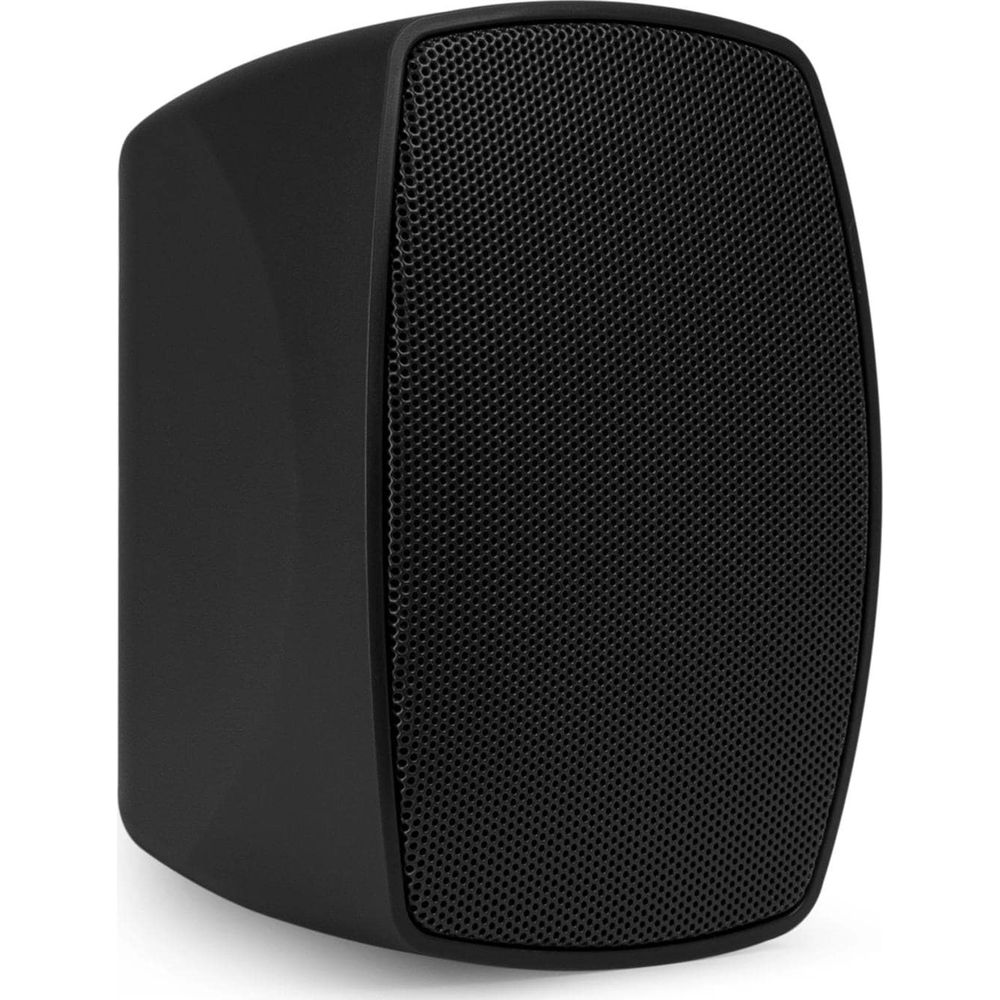 Un altavoz negro con rejilla frontal, aislado sobre fondo blanco.
