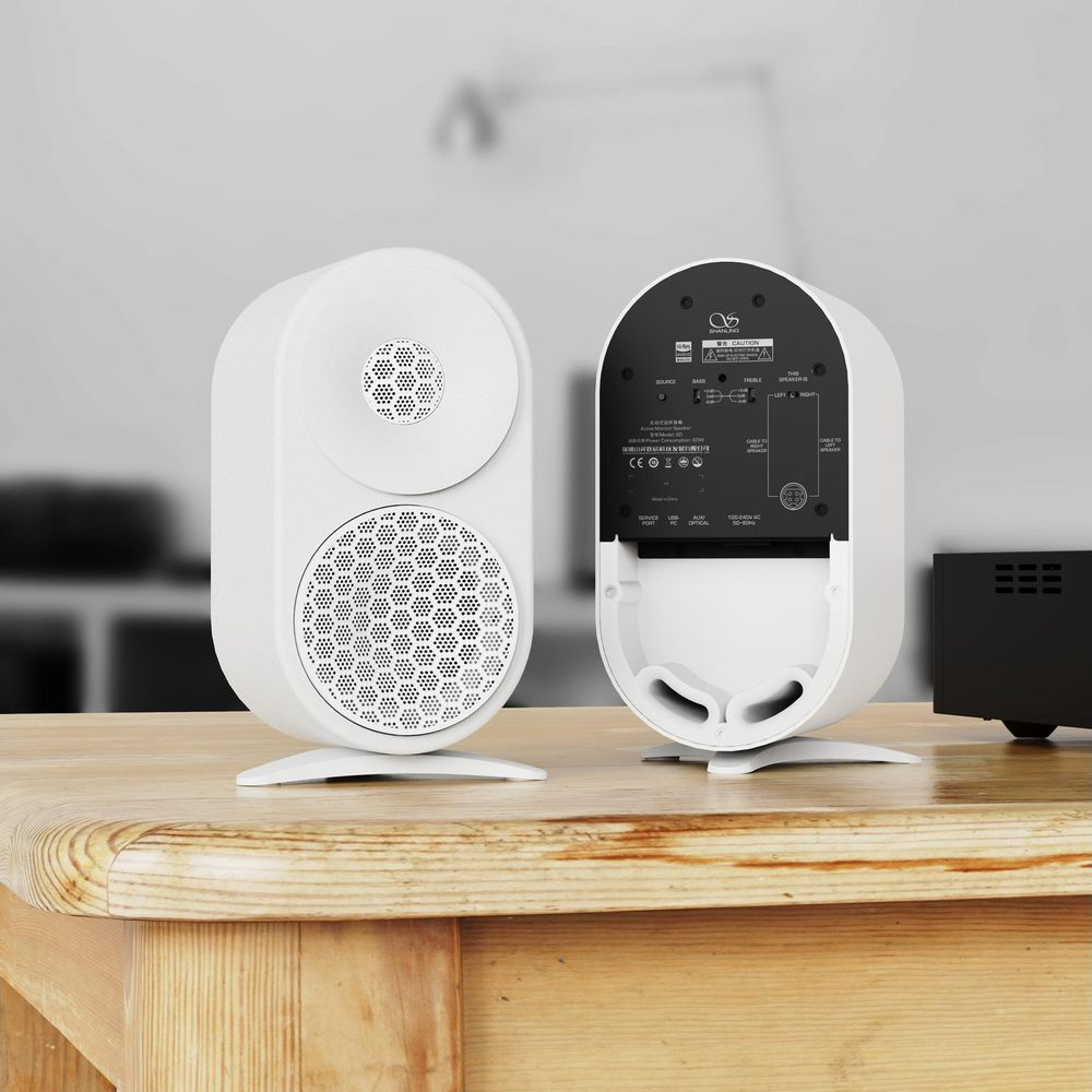 Dos altavoces blancos sobre una mesa de madera, uno muestra el frente, el otro la parte trasera.