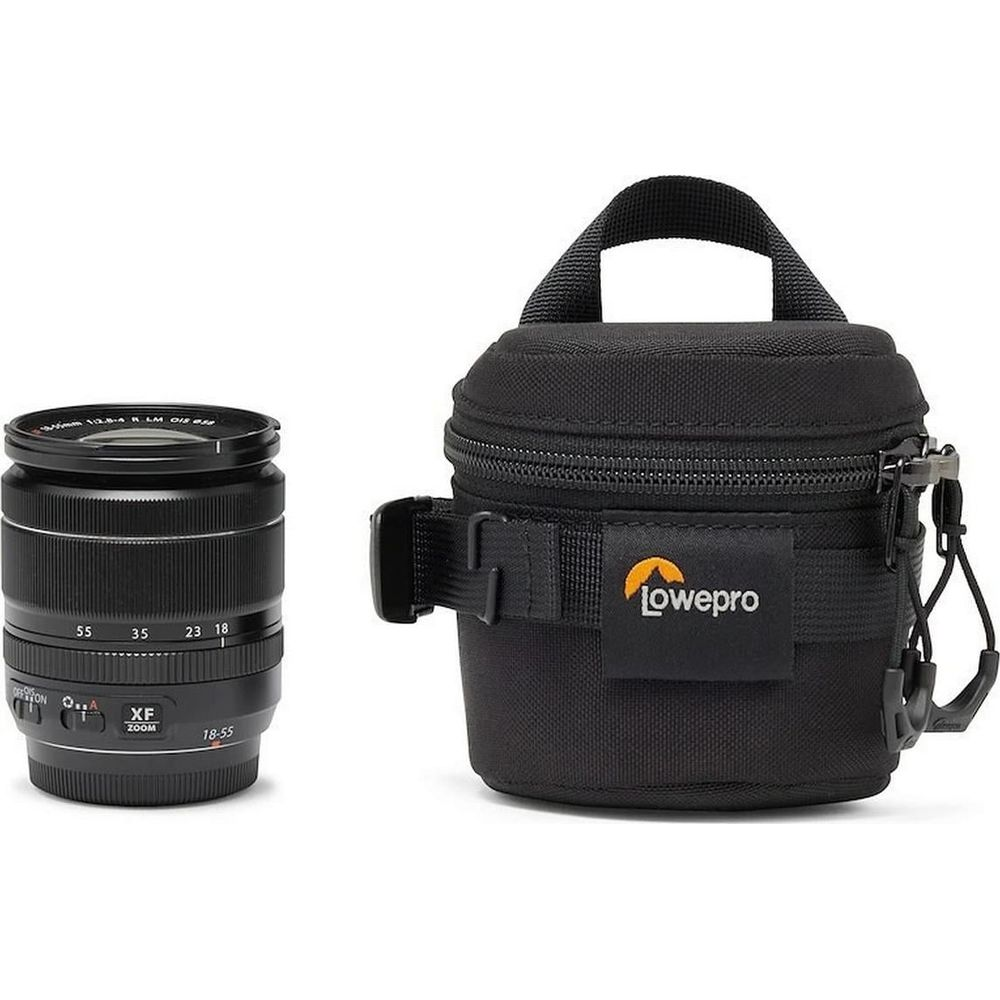 Un obiettivo per fotocamera nero e una borsa Lowepro nera sono mostrati uno accanto all'altro.