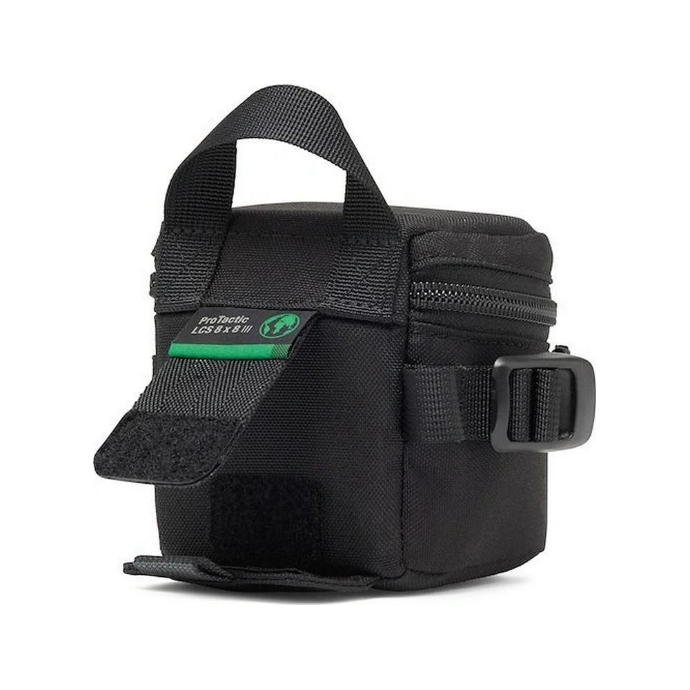 Borsa nera con cerniera e manico. Etichetta verde con testo.