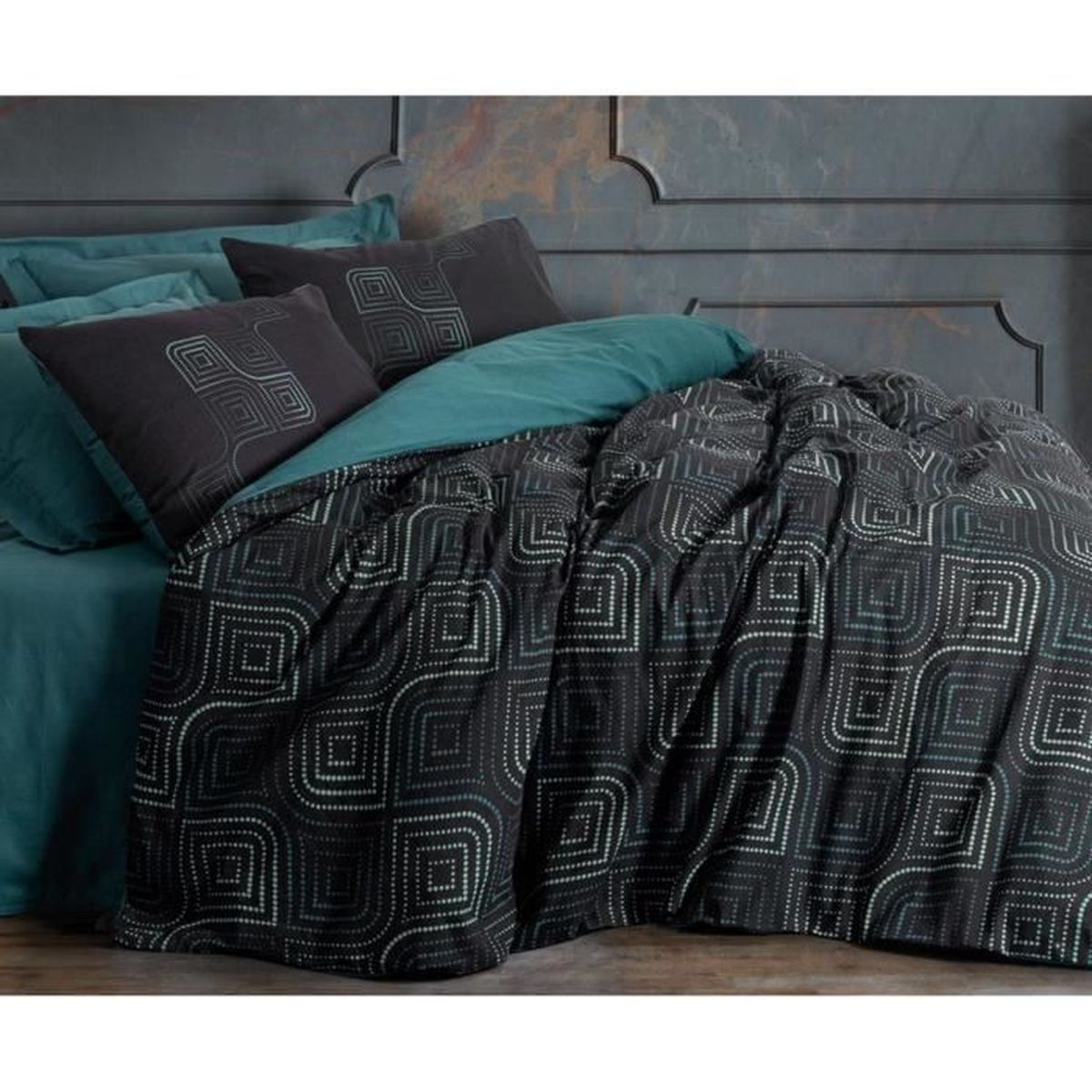 Bettwäsche mit geometrischem Muster in Grau und Türkis.