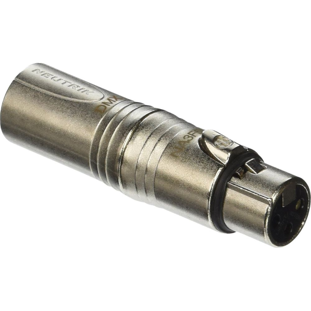 Un connettore XLR Neutrik argentato a tre pin, vista ravvicinata.