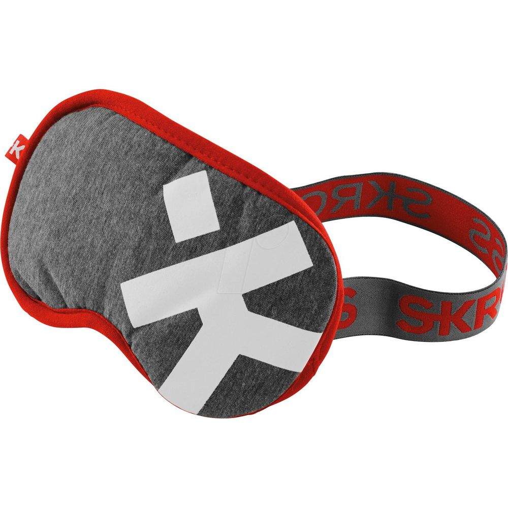 Maschera per dormire grigia con bordo rosso e logo bianco. Elastico grigio con testo rosso.