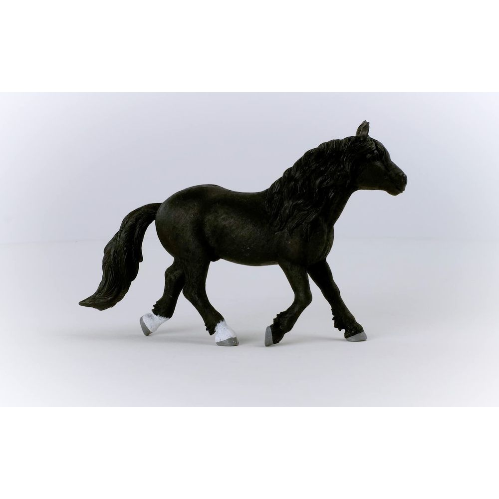 Czarny koń-zabawka z białymi skarpetkami na wszystkich czterech kopytach.