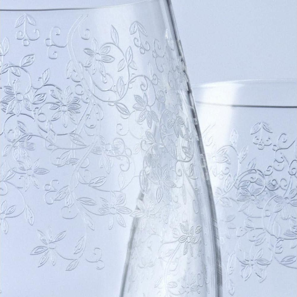 Klare Glasoberflächen mit eingravierten Blumen und Blättern.