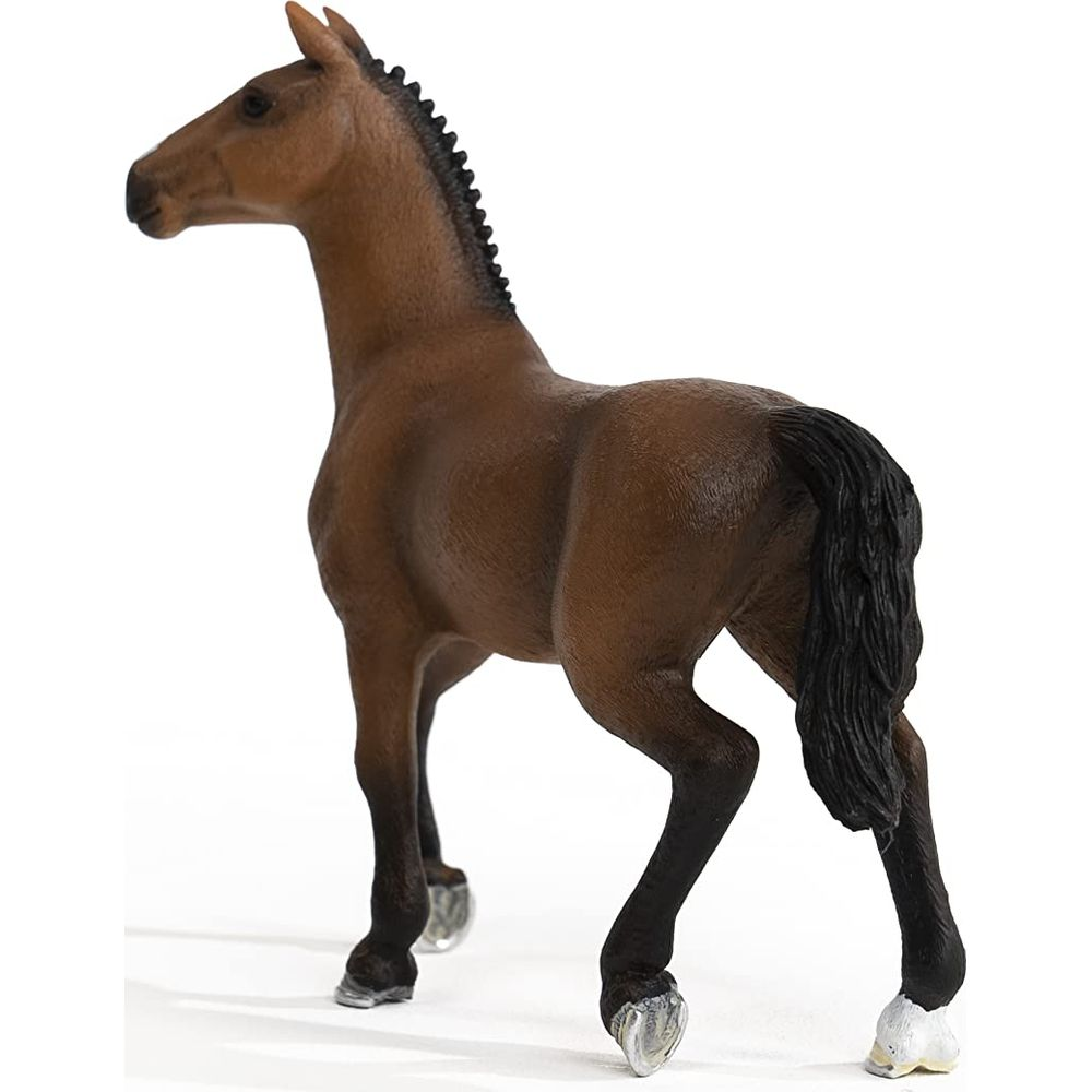 Un cavallo marrone con criniera e coda nere sta su una superficie bianca.