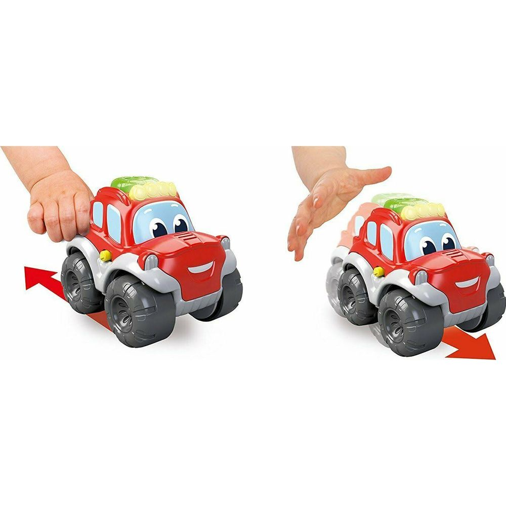 Rotes Spielzeugauto mit Gesicht, das von einer Hand geschoben wird.