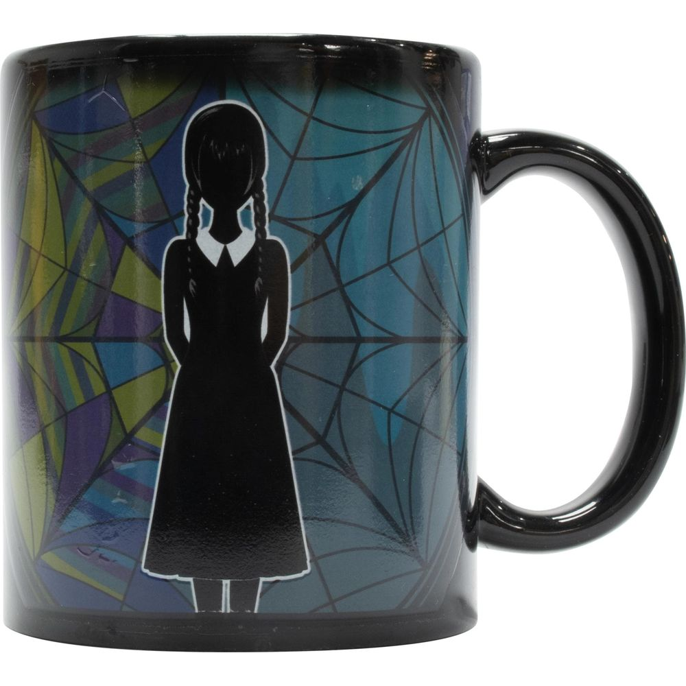 Tasse noire avec une fille en robe victorienne et motif de toile d'araignée.