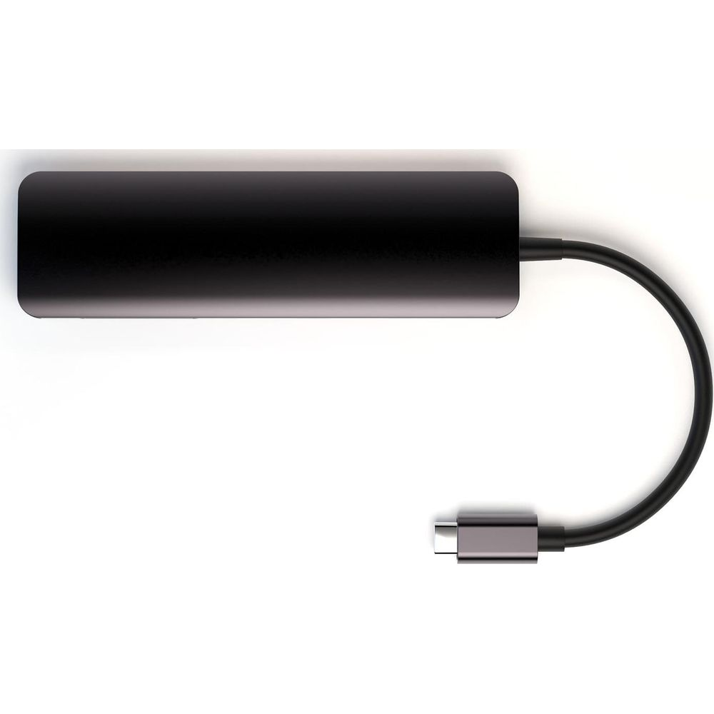 Schwarzer USB-C-Hub mit angeschlossenem Kabel und Stecker auf weißem Hintergrund.
