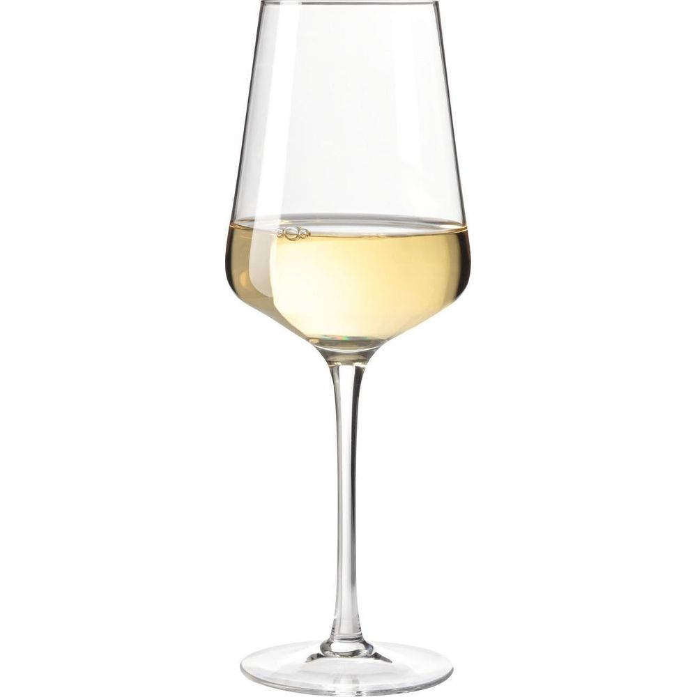 Ein Glas Weißwein mit Bläschen steht auf einem weißen Hintergrund.