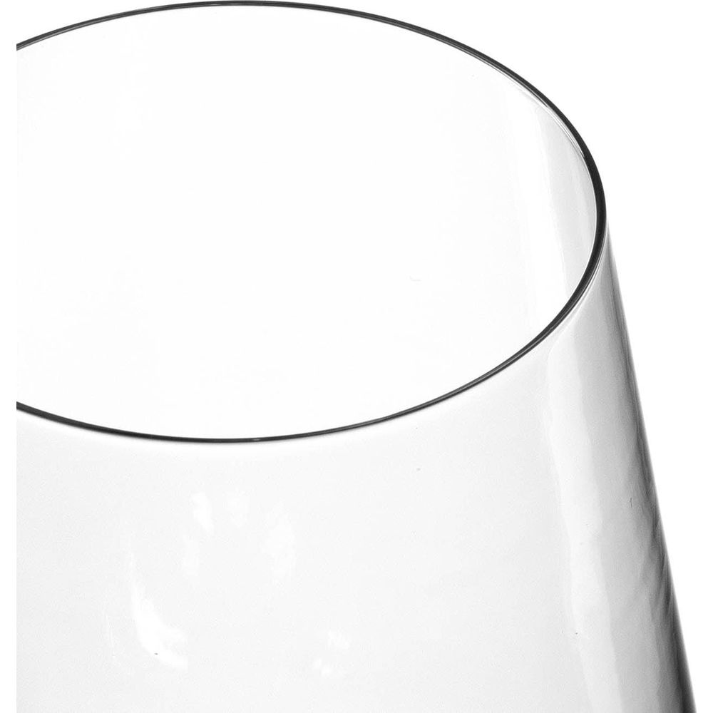 Nahaufnahme des oberen Rands eines klaren Glaszylinders auf weißem Hintergrund.