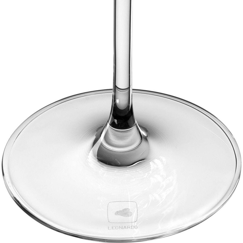 Die Basis und der Stiel eines Weinglases sind aus klarem Glas, mit Logo.