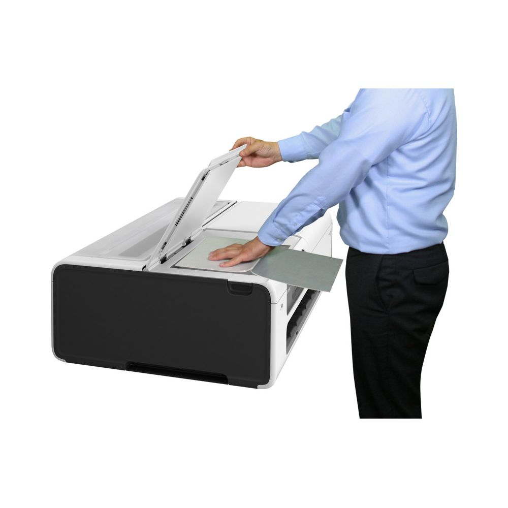 Mężczyzna kładzie dokument na skanerze.