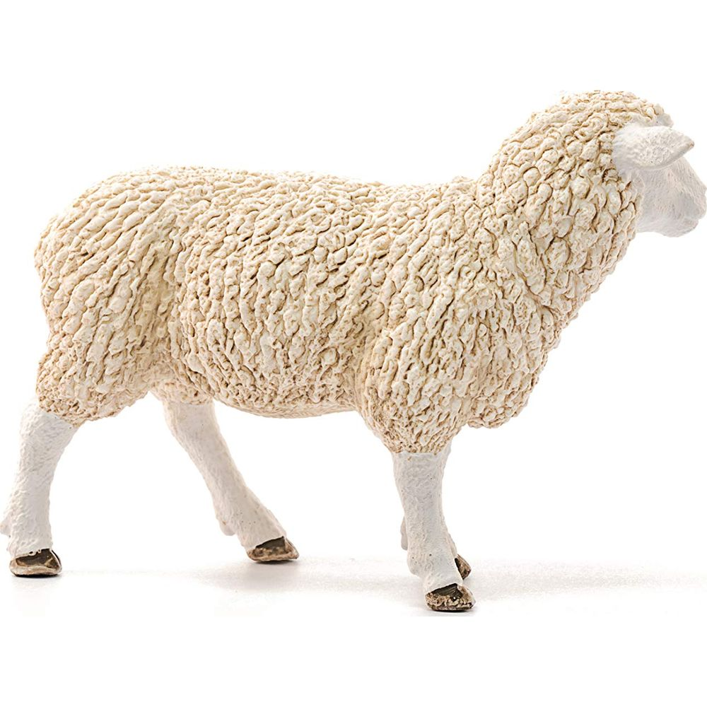 Beżowa owieczka zabawkowa stoi na białym tle. Ma wełnistą fakturę.