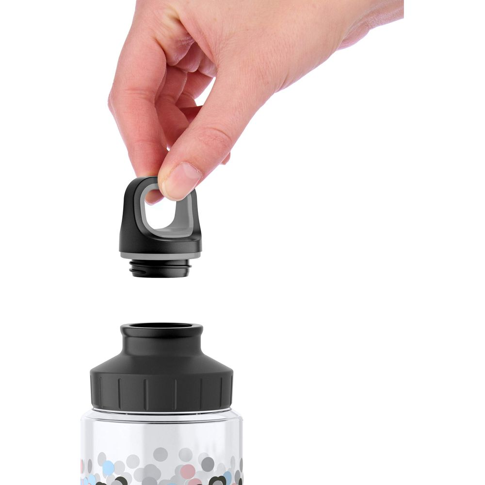 Hand hält schwarzen Flaschenverschluss über transparente Flasche mit Punkten.