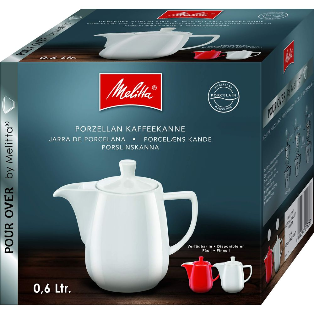 Una caffettiera Melitta bianca in porcellana su sfondo di legno. Piccole brocche rosse e bianche accanto.