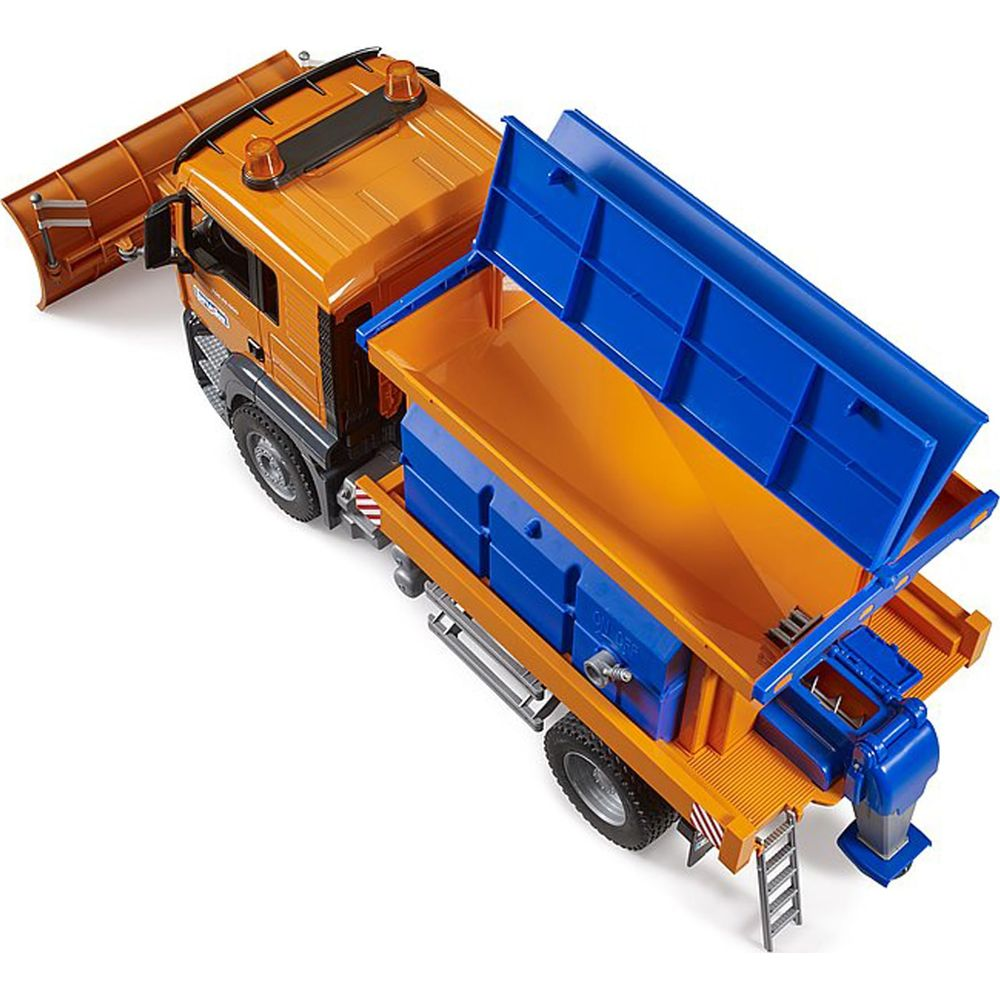 Ein orangefarbener LKW mit Schneeschild und blauer Ladefläche für Streusalz.