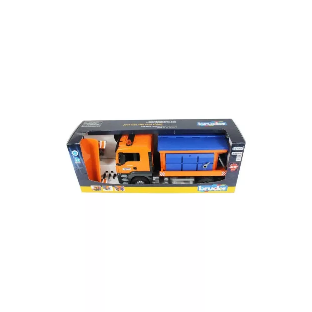 Ein orangefarbener und blauer Spielzeug-LKW mit der Aufschrift "Bruder" auf der Verpackung.