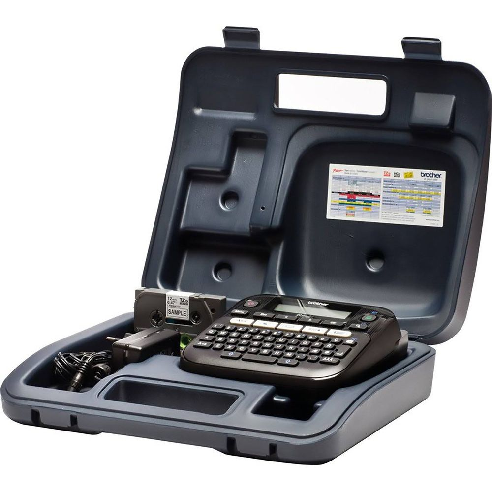 Una valigetta grigia aperta con una etichettatrice e accessori all'interno.