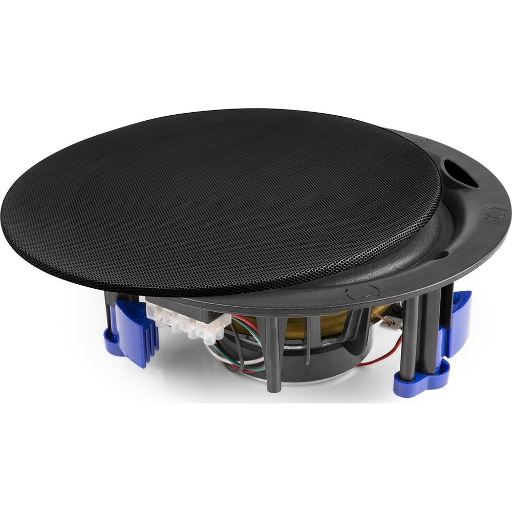 Un altavoz redondo empotrado en techo con rejilla negra y clips azules.