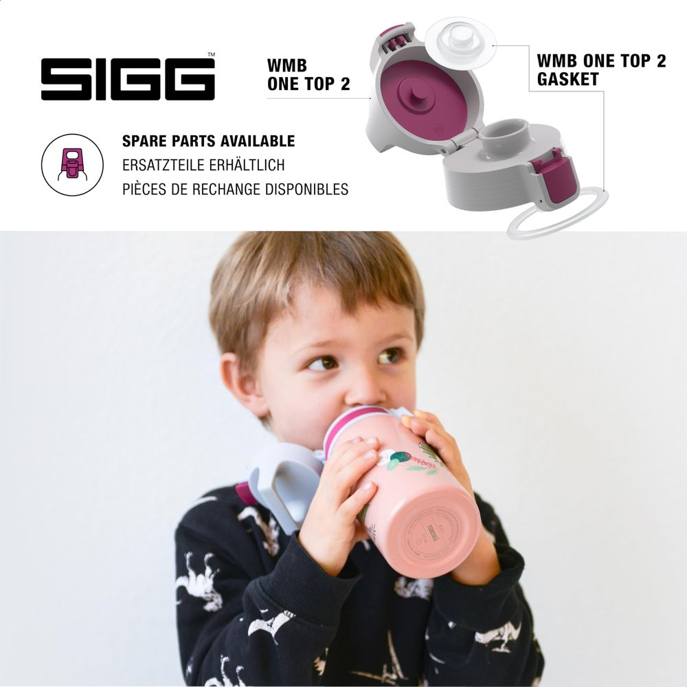 Ein Kind trinkt aus einer rosa SIGG-Flasche mit Deckel und Dichtung.