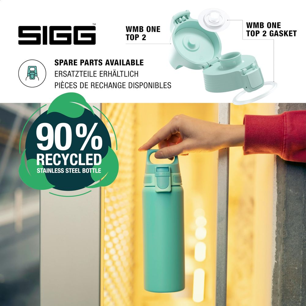 Eine Hand hält eine türkisfarbene SIGG-Edelstahlflasche mit 90 % Recyclinganteil.