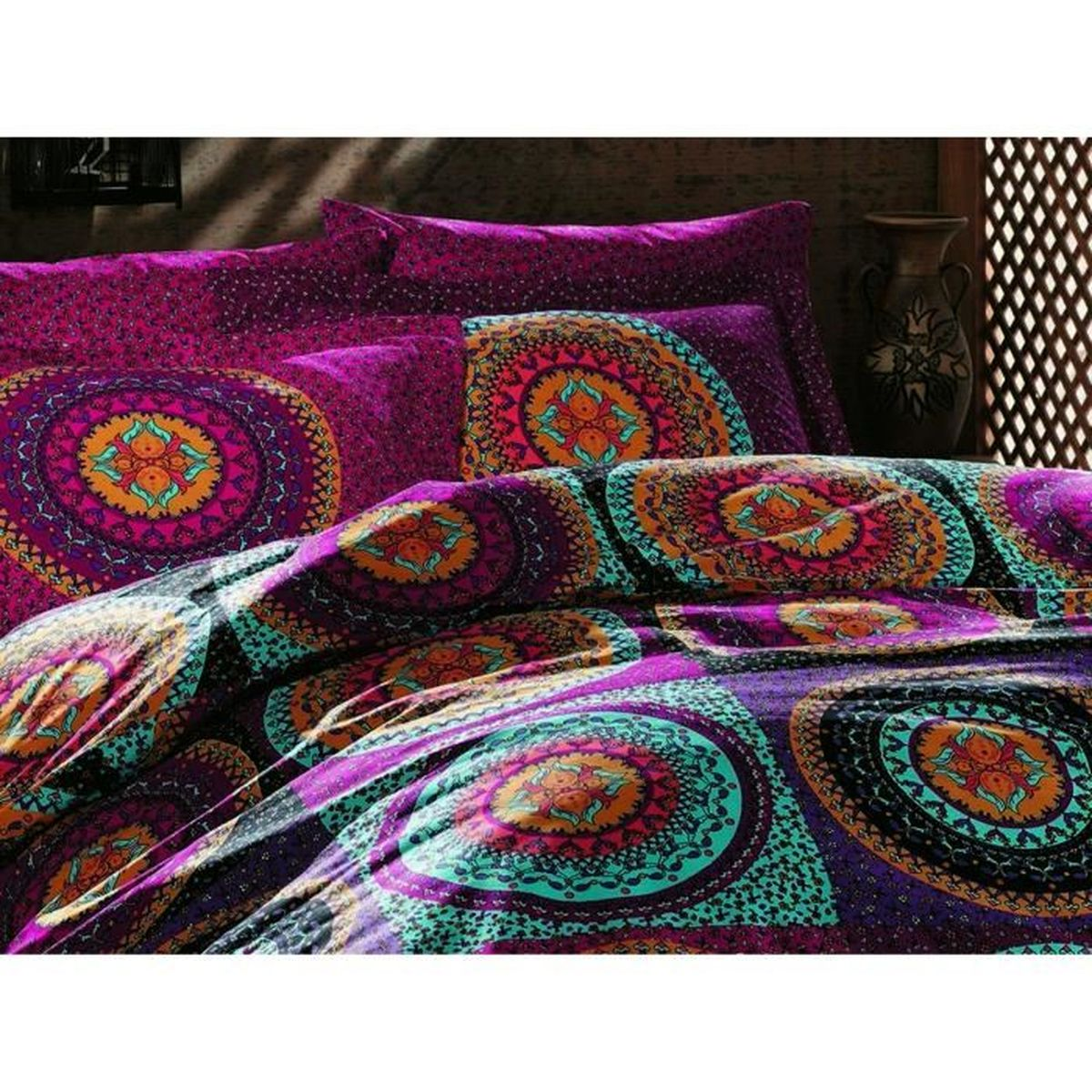 Bettwäsche mit Mandalamuster in Lila, Orange und Türkis.
