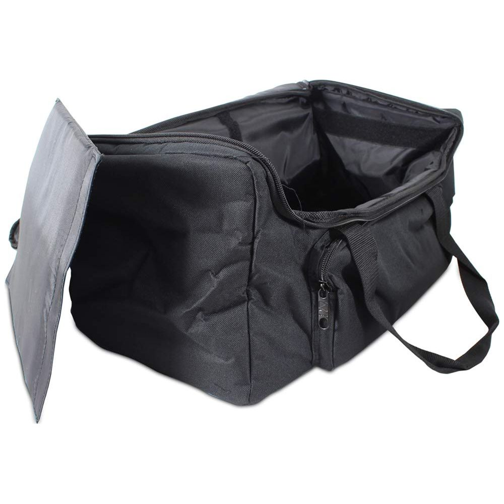 Una bolsa de lona negra con la cremallera abierta y una solapa levantada.