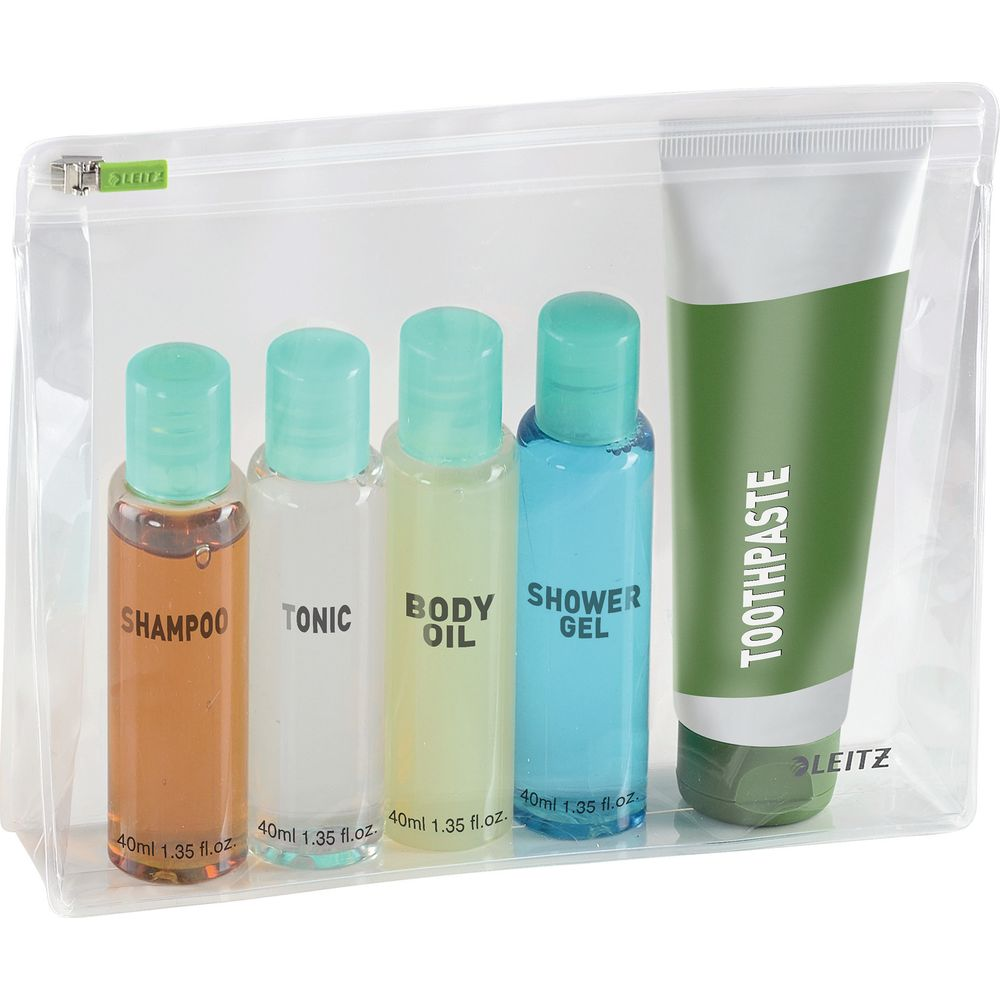 Ein transparentes Reise-Kulturbeutel-Set mit Shampoo, Tonic, Körperöl, Duschgel und Zahnpasta.