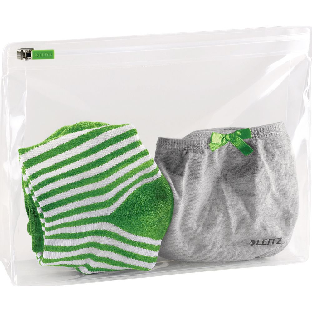 Grün-weiße gestreifte Socken und graue Unterwäsche in einer transparenten Tasche.