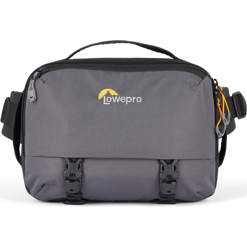 Mostrata una borsa fotografica Lowepro grigia con accenti arancioni e fibbie nere.