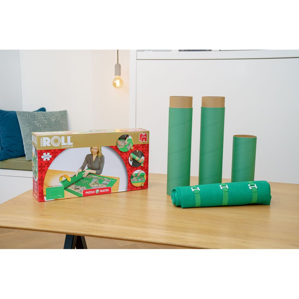 Mata do zwijania puzzli z akcesoriami na drewnianym stole.