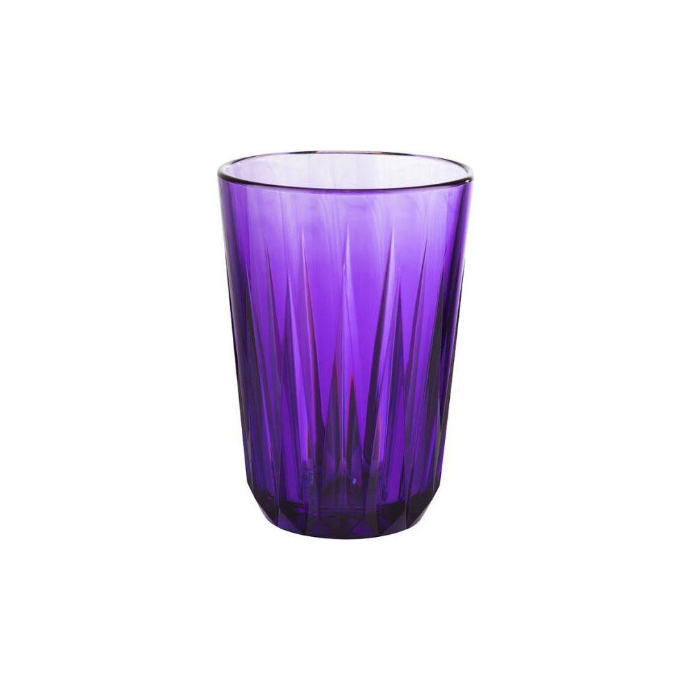 Ein einzelnes, violettes Glas mit vertikalen Facetten steht auf weißem Hintergrund.
