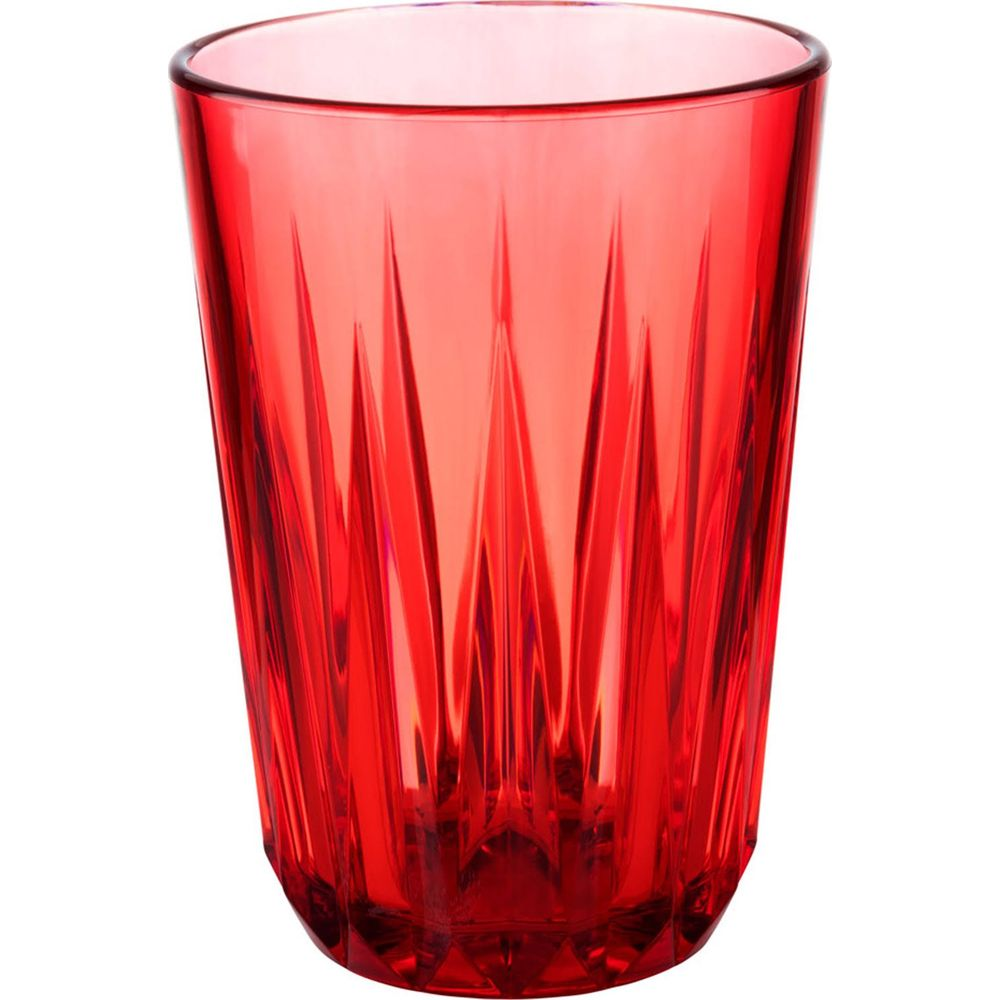 Ein durchsichtiger roter Glasbecher mit Facettenschliff.