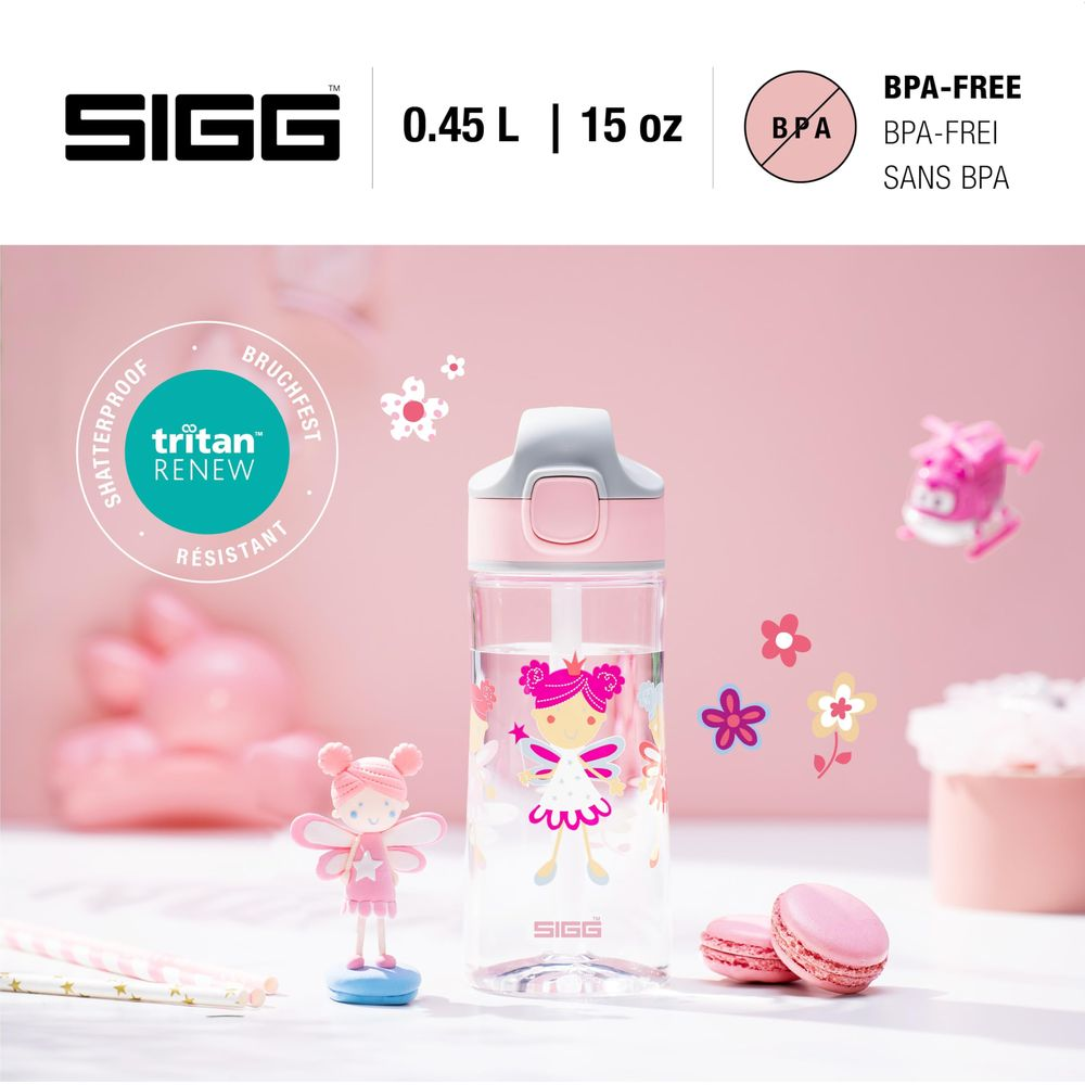 Eine durchsichtige Kinderflasche mit Prinzessinnenmotiv, Feenfigur, Blumen und Macarons.