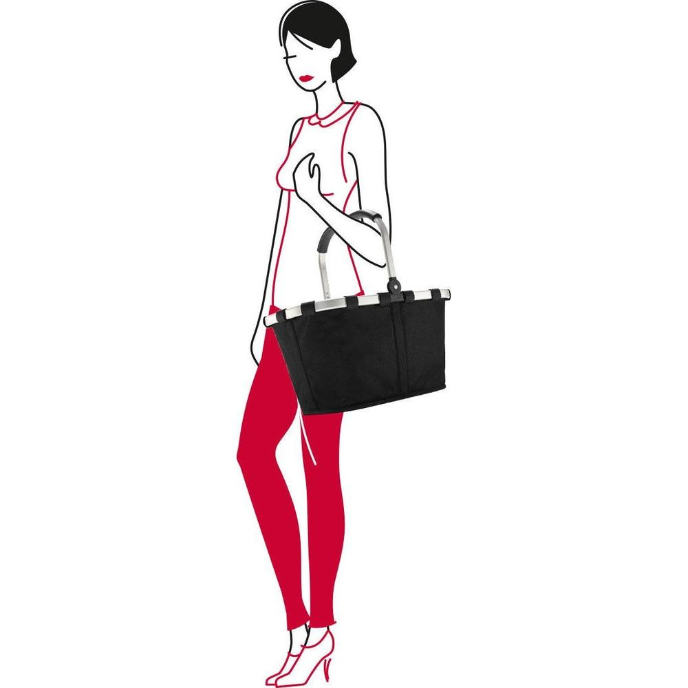 Eine Frau mit roten Hosen und schwarzer Tasche.