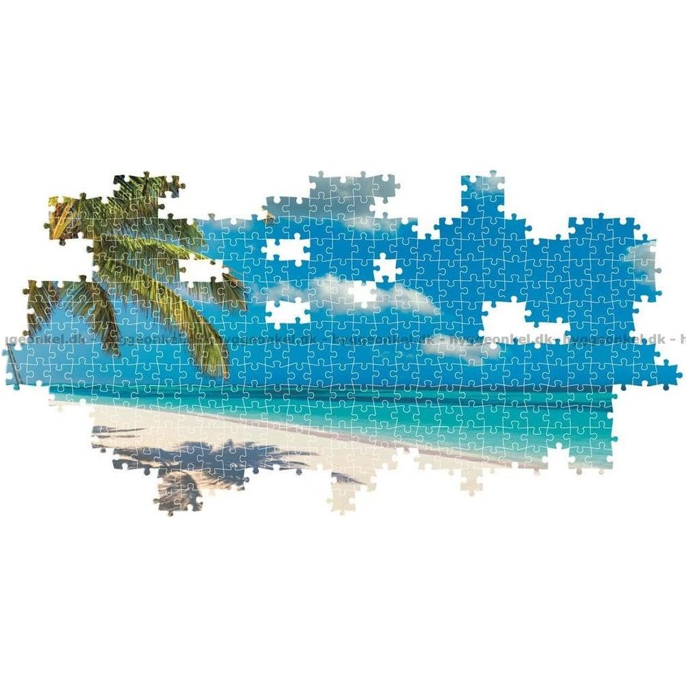 Un puzzle de una playa tropical con palmeras y cielo azul.