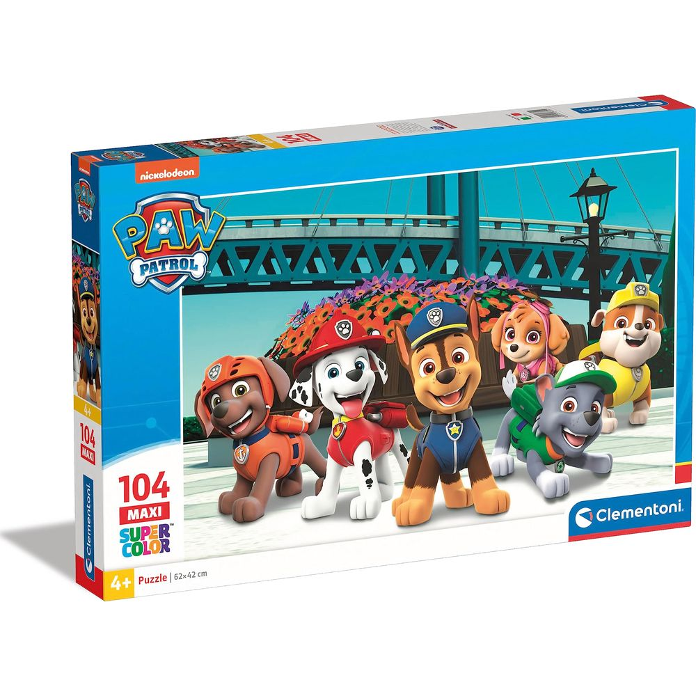 Psy z Psiego Patrolu w mundurach przed mostem z kwiatami.