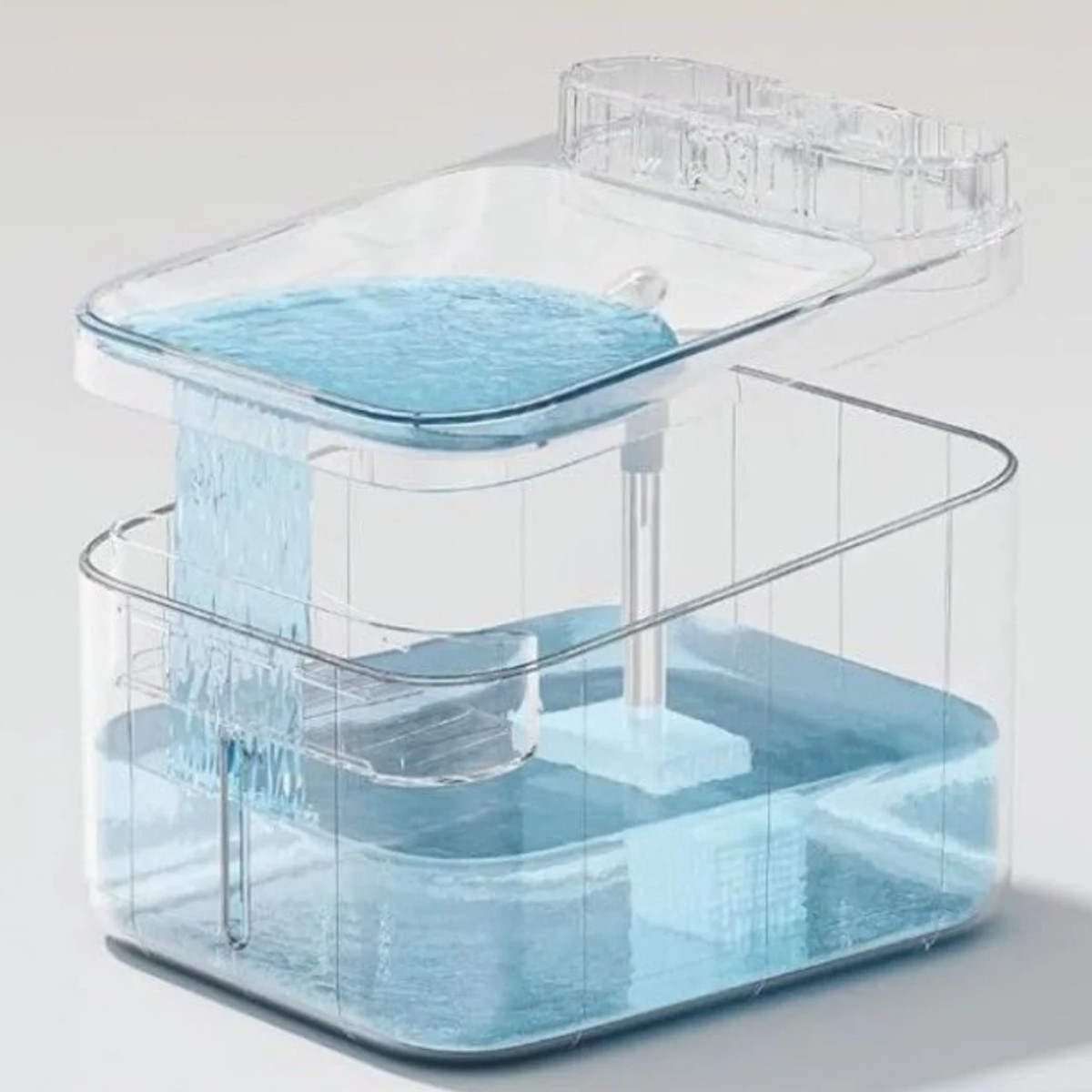 Ein durchsichtiger Trinkbrunnen mit fließendem Wasser.
