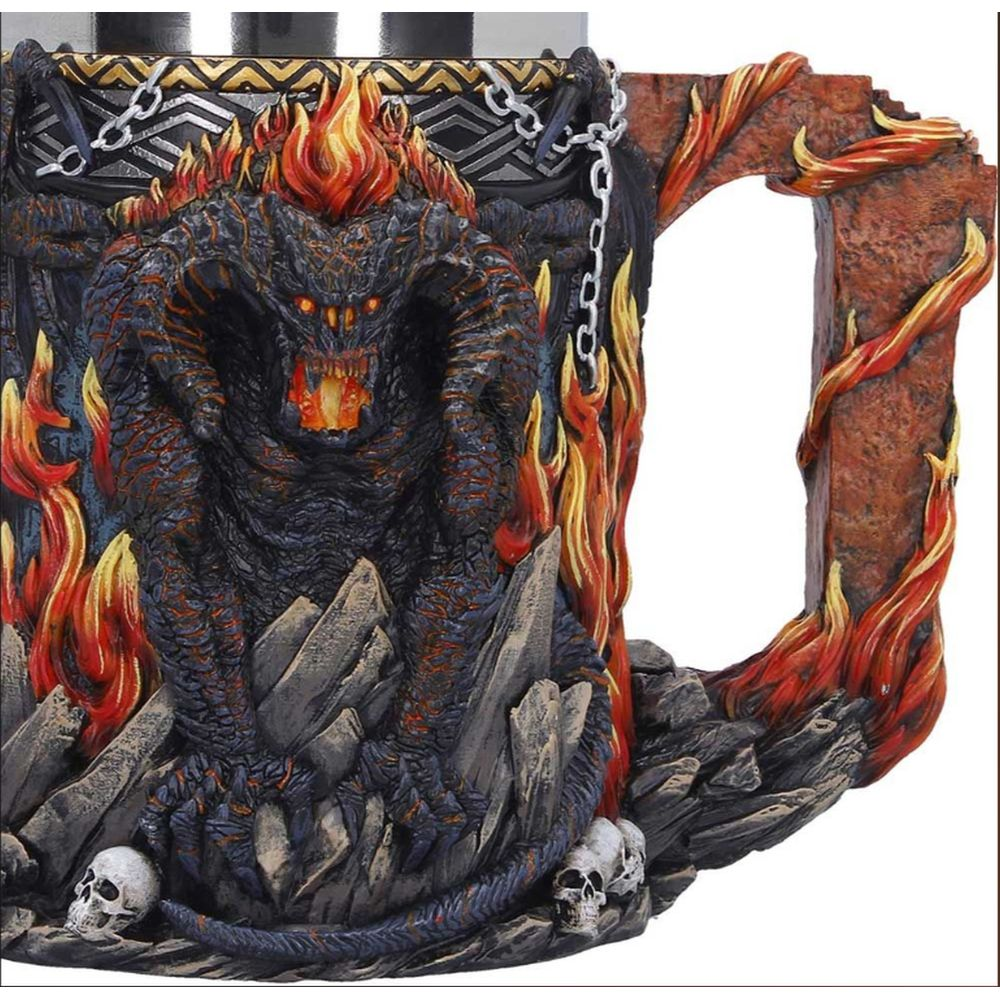 Ein Dämon mit Flammen und Totenköpfen auf einem Becher.