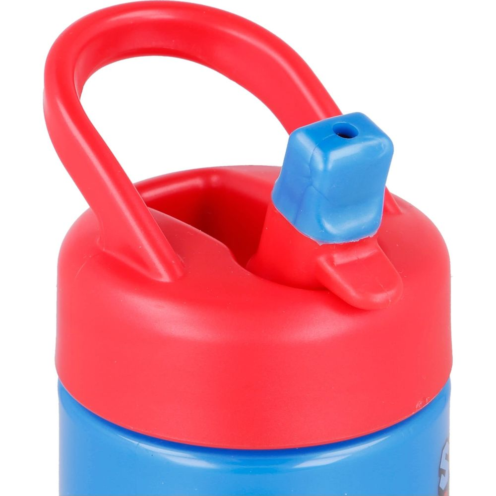 Ein roter Trinkbecher mit blauem Strohhalm und Henkel.