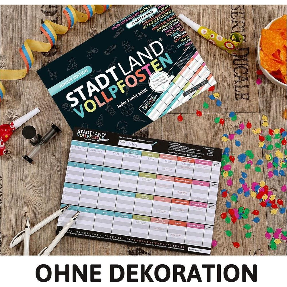 Brettspiel "Stadt Land Vollpfosten" und Spielblock auf Holztisch mit Konfetti.