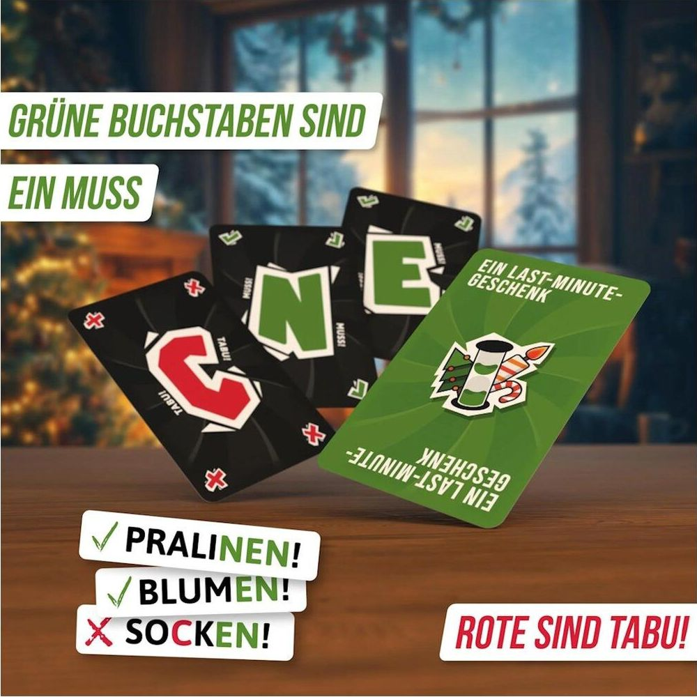 Carte da gioco con lettere verdi e oggetti natalizi su un tavolo di legno.